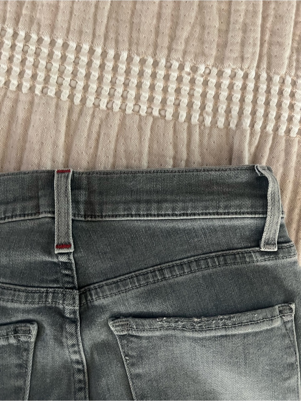 Alice & Olivia women jeans. color: Gray. size: 24 - Picture 9 of 9